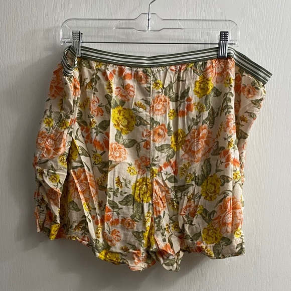 Old Navy Floral Women Shorts - Orange and Yellow - Picture 5 of 5